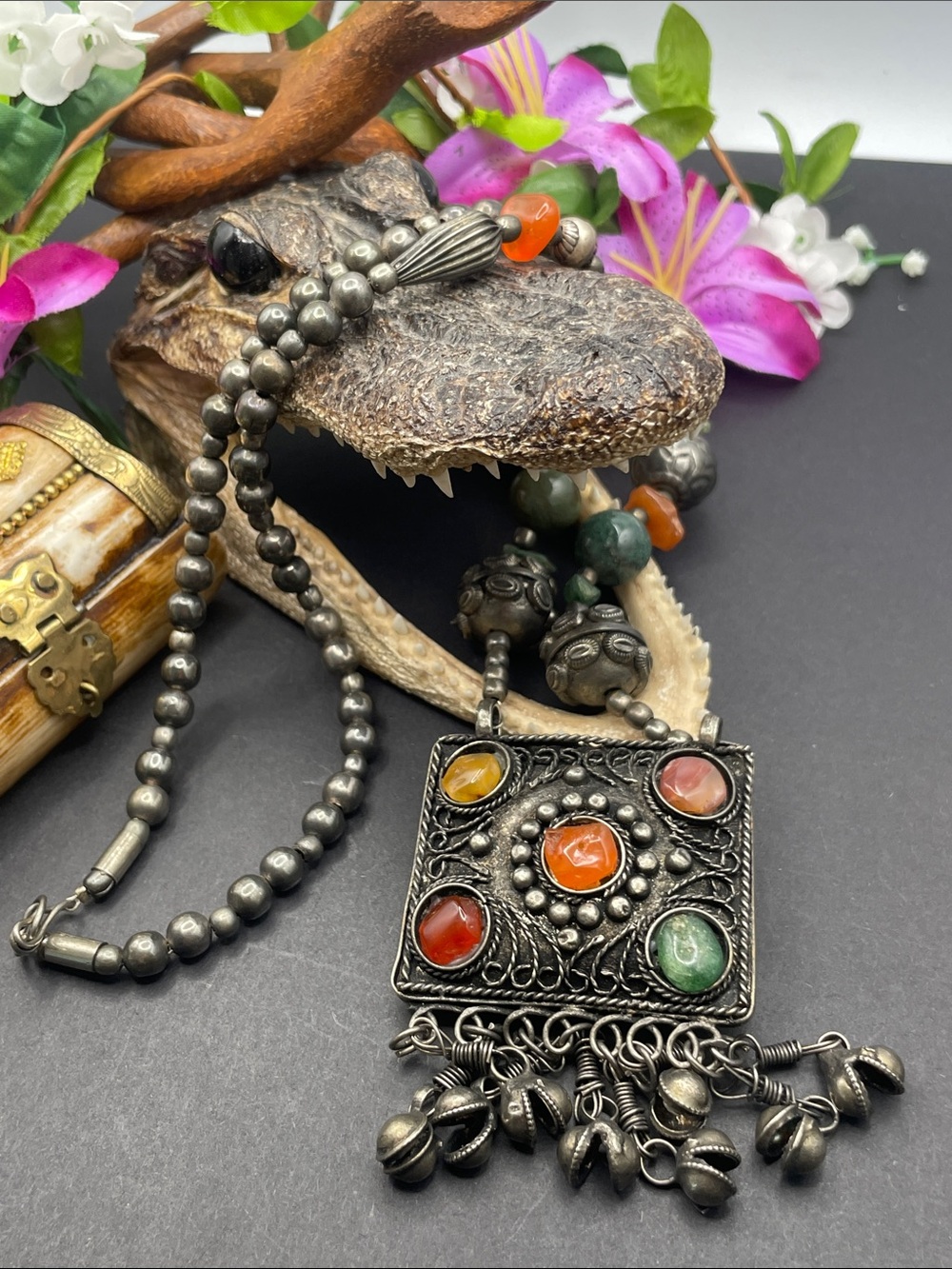 Middle eastern silver tone and stone cabochon necklace vintage B29